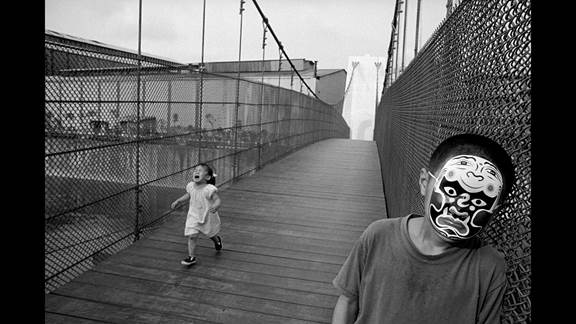 說明: Macintosh HD:Users:chendong:Desktop:張乾琦 工作坊:工作坊:官方作品:中文圖說:不存在的戰(zhàn)爭(zhēng):6. 張乾琦，“不存在的戰(zhàn)爭(zhēng)”視頻截圖，2017.jpg