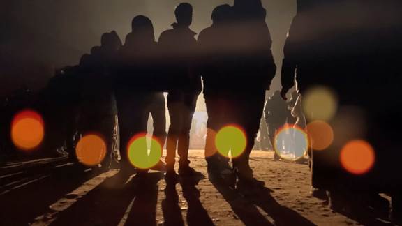 說明: Macintosh HD:Users:chendong:Desktop:張乾琦 工作坊:工作坊:官方作品:中文圖說:AZMA:5. 張乾琦，“AZMA”視頻截圖，2017 .jpg