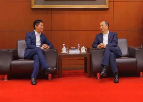 中國工商銀行董事長易會滿和京東集團董事局主席兼首席執(zhí)行官劉強東見證了雙方合作協(xié)議的簽署。 