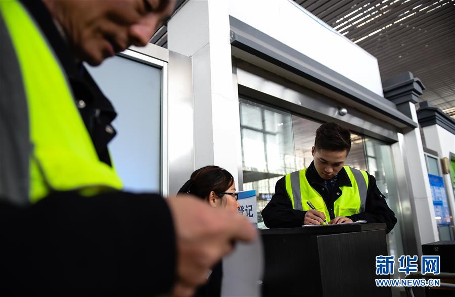 （關(guān)注春運(yùn)·圖片故事）（3） 奔跑吧！高鐵送餐小哥