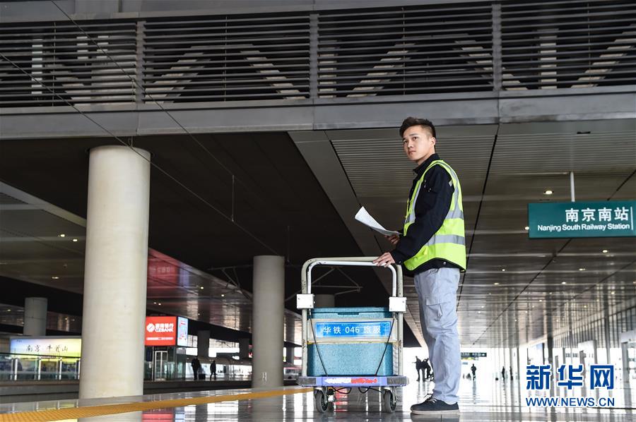 （關(guān)注春運(yùn)·圖片故事）（7） 奔跑吧！高鐵送餐小哥