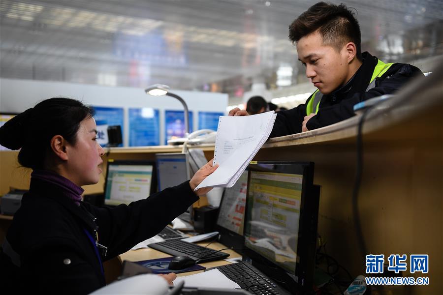 （關(guān)注春運(yùn)·圖片故事）（1） 奔跑吧！高鐵送餐小哥