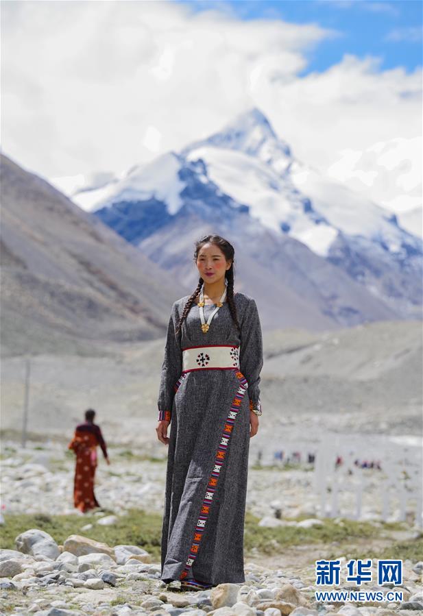 （文化）（3）“格桑花開(kāi)”西藏民族服飾秀亮相珠峰大本營(yíng)