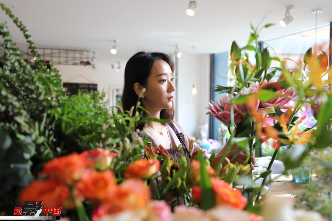 每天和花打交道是一個幸福的職業(yè)，但同時也充滿壓力和挑戰(zhàn)，“花在呈現給客人的那一瞬間是美好的，但前面的每一個步驟都是很辛苦的?！蓖趵桄抡f，花藝是最原始的手工藝產品，沒有辦法機械化、流程化和規(guī)?；仨氁秒p手一點點地賦予其生命和美感。圖為王黎媛在挑選制作花束的鮮花。新華網 周亞平/攝 念新洪/文